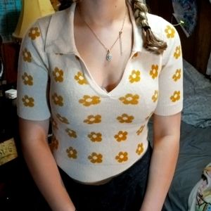 Short sleeved sweater with flowers